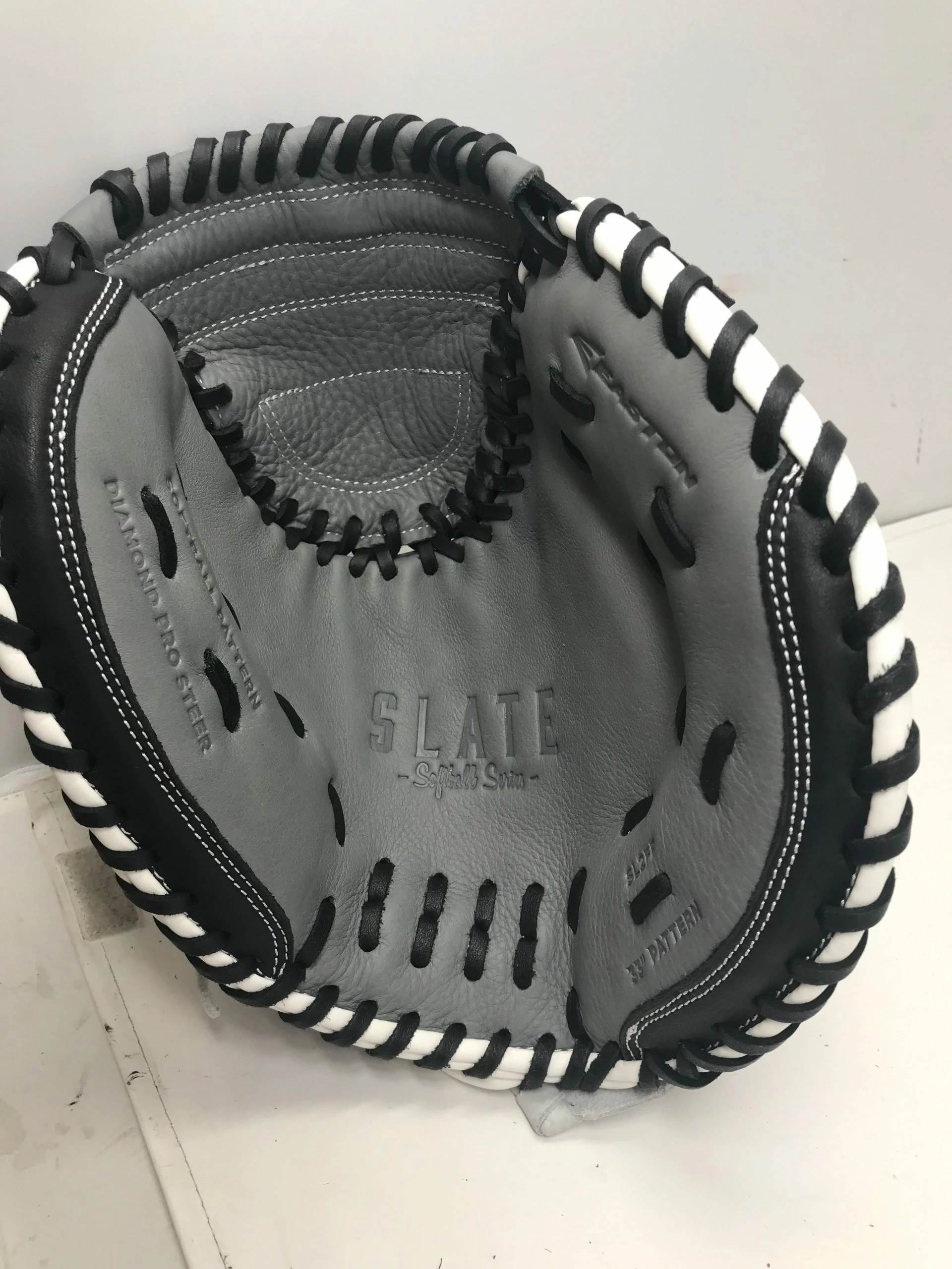 New Other Easton Slate Softball Series RHT 33 Fastpitch Catcher's Mitt Slt/Blk - Image 3