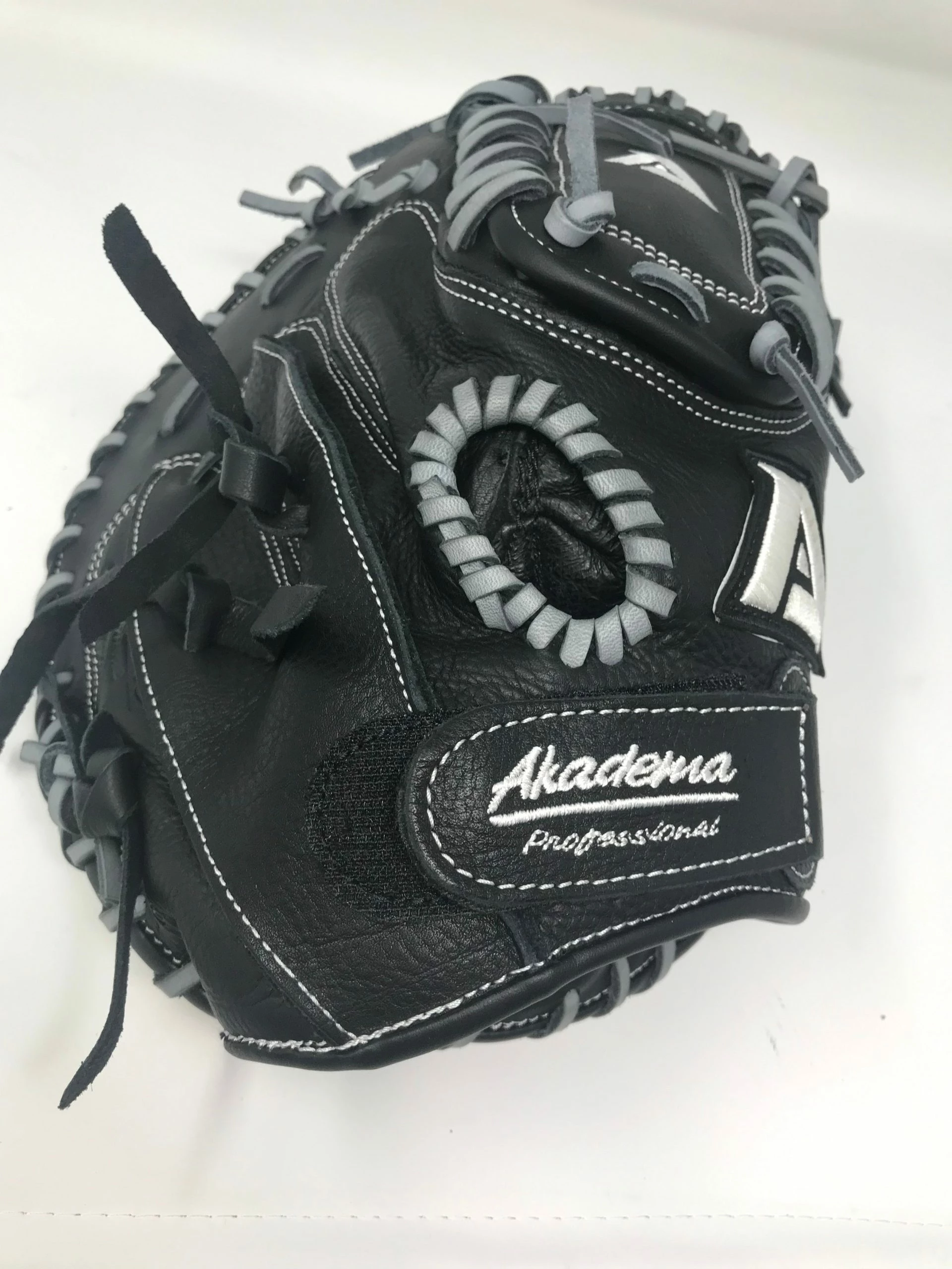UsedAkadema Design Series 34" Faspitch Softball Catcher's Mitt Black/Gray - Image 4